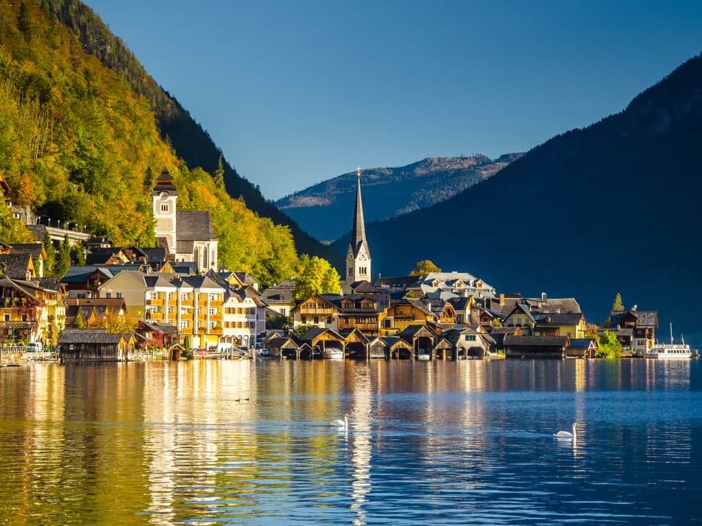 Panoramic view of Hallstatt Lake in Austria, with its crystal-clear waters and the Dachstein Alps in the background